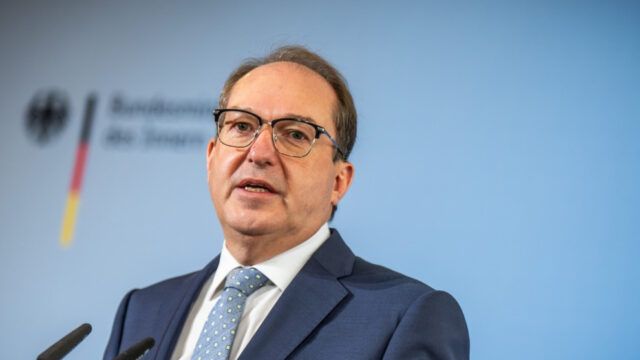 Dobrindt will Schüler auf Krieg vorbereiten