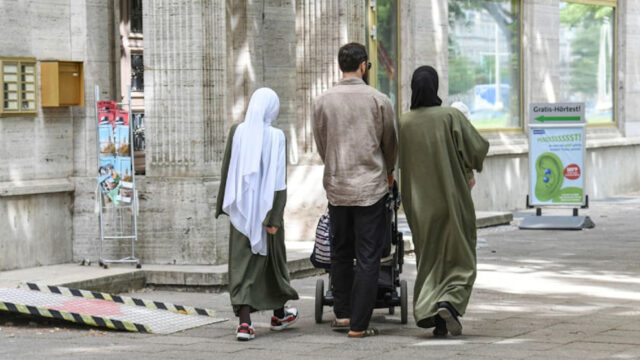 Deutschland alimentiert 1 Million abgelehnte Asylanten