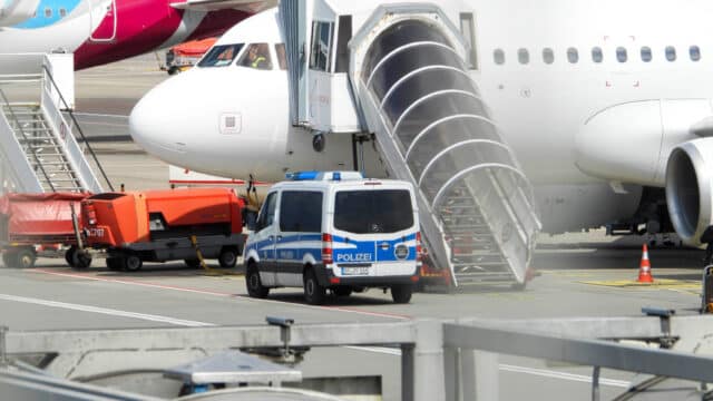 Abschiebungen: Bleibt die Tür zu, muss Polizei wieder abziehen