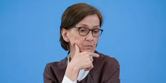 Corona-Aufarbeitung: So befangen ist die Enquete-Kommission 12 Corona-Aufarbeitung: So befangen ist die Enquete-Kommission