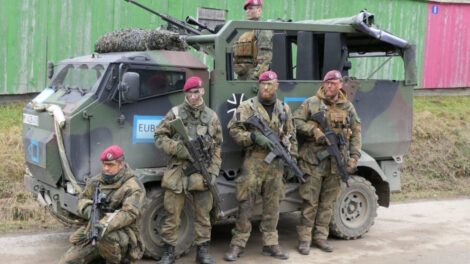 Fallschirmjäger: Bordellbesuche, Drogen und Hitlergrüße