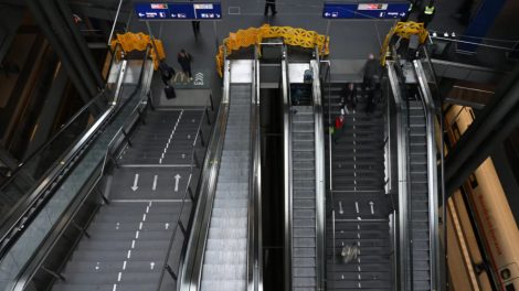 Berlin: Wenn am Hauptbahnhof die Rolltreppe rückwärts fährt