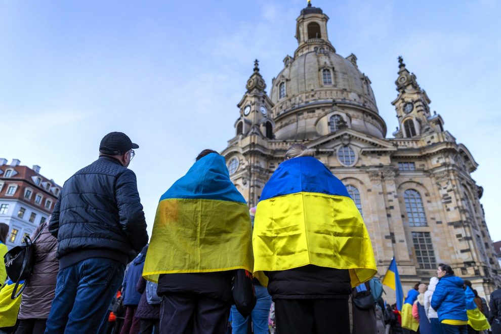 Mit Wolfsangel und Totenkopf: Ukraine-Nazis in Frauenkirche empfangen