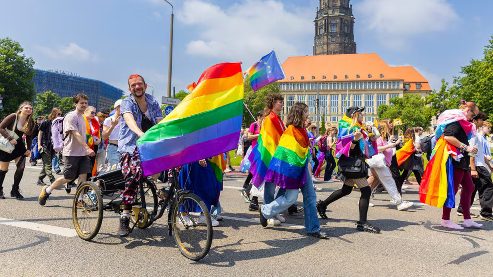 Homos stinksauer: Sollen Kosten für CSD künftig selbst zahlen 13 Streit um den CSD: Wenn Ideologie plötzlich selbst bezahlen soll