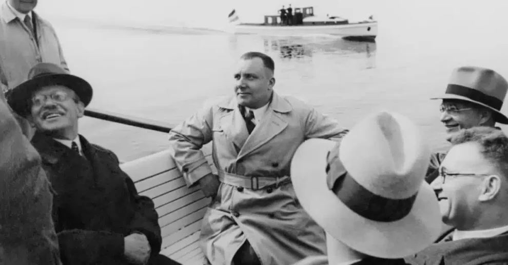 Gruppenbild mit Reichsleiter: Martin Bormann (Mitte) 1935 bei einer Ausfahrt auf dem Bodensee.