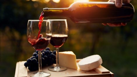 Wein macht Männer jünger? Neue Studie sorgt für Aufsehen