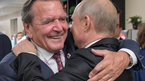 Geheimgespräche zwischen Putin und Schröder im Kreml