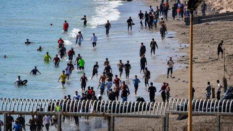 Militär angefordert: Migranten stürmen spanische Hafenstadt