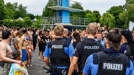 Übergriffe in Freibädern: Ist Rassentrennung die Lösung?