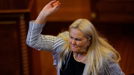 Staatskrise im Kosovo: Abgeordnete bewirft Premier mit Eiern