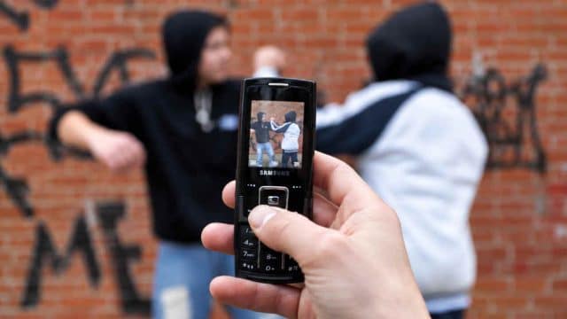 Migranten-Bande quält Deutschen stundenlang und filmt die Tat