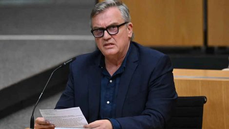 Schwule Knalltüte wütet im Thüringer Landtag gegen die AfD